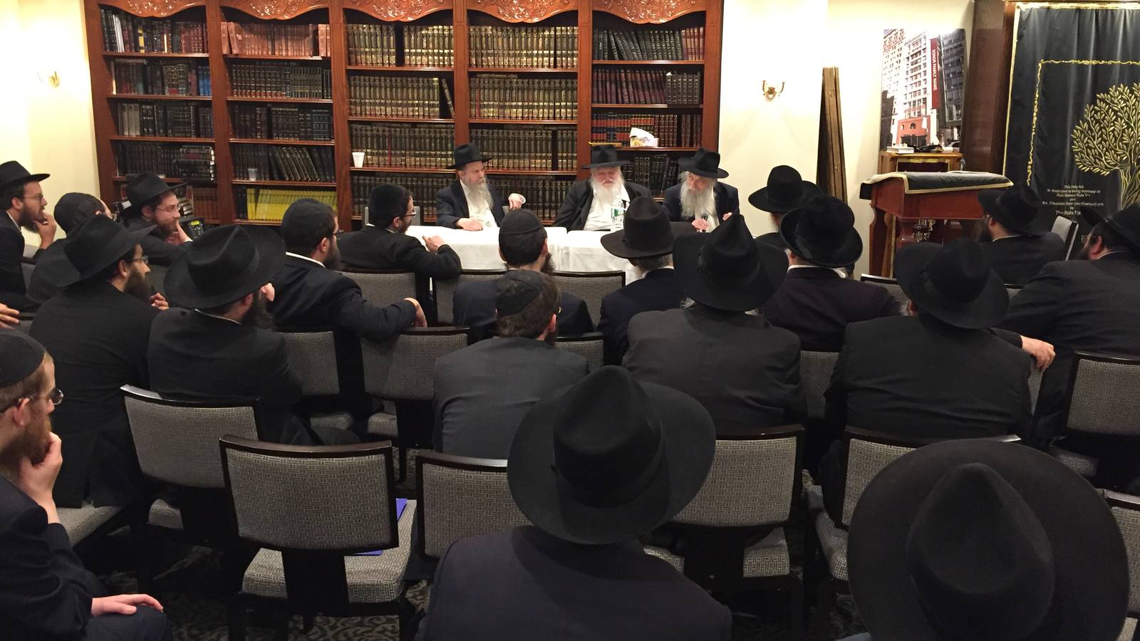 Hanhalos gathered at a previous Kinus Chavrei Tzevet HaYeshivos